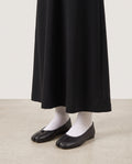 Ballerines Yubi noires portées avec des chaussettes blanches