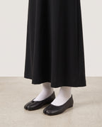 Ballerines Yubi noires portées avec des chaussettes blanches