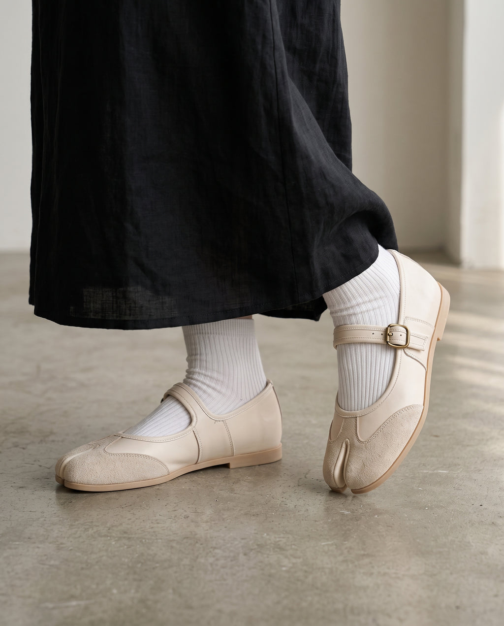 Mary-Jane Yubi beige portée avec des chaussettes blanches