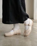 Mary-Jane Yubi beige portée avec des chaussettes blanches