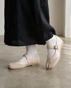 Mary-Jane Yubi beige portée avec des chaussettes blanches