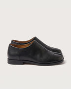 Mocassin Yubi noir à bout fendu, vue de profil
