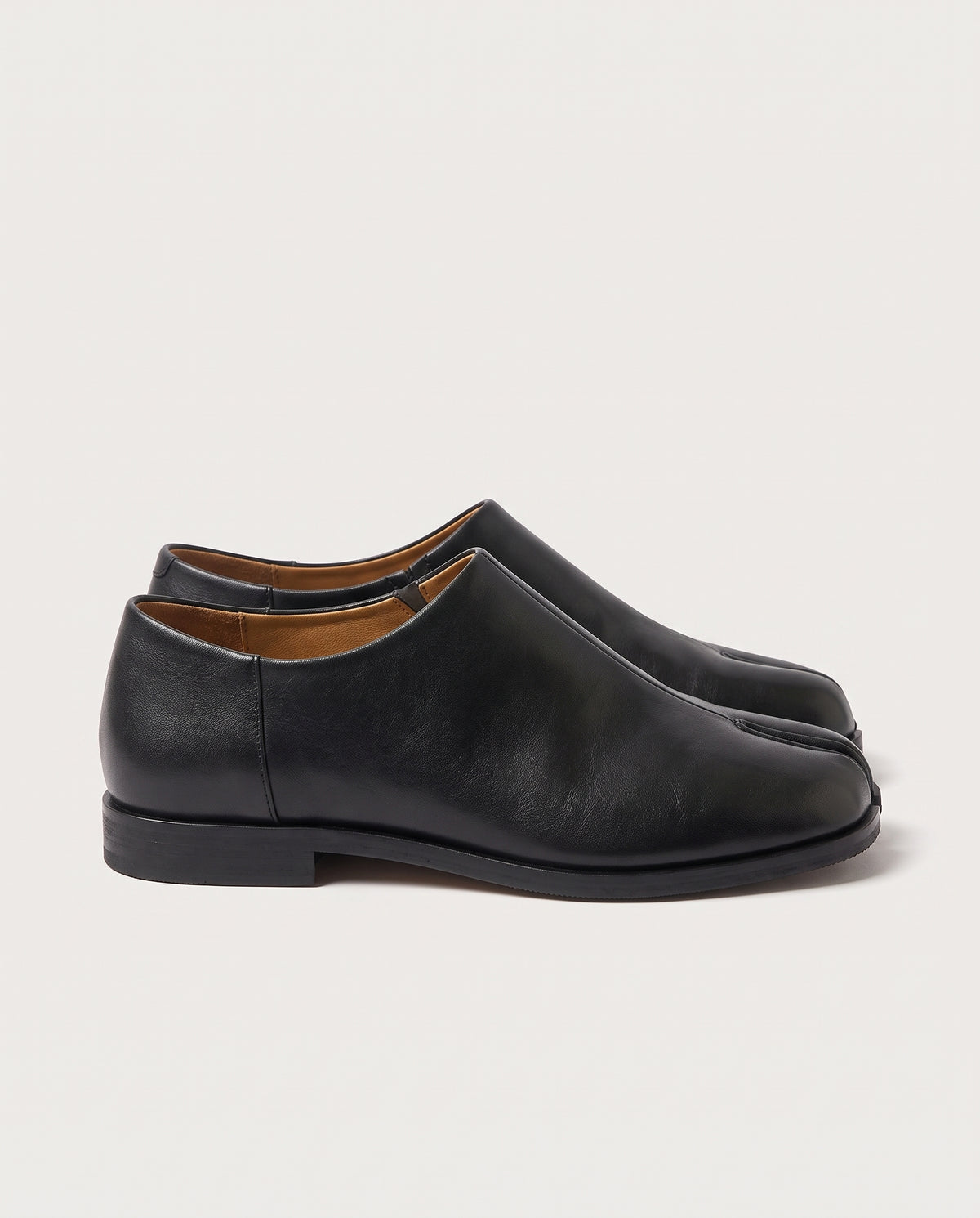 Mocassin Yubi noir à bout fendu, vue de profil