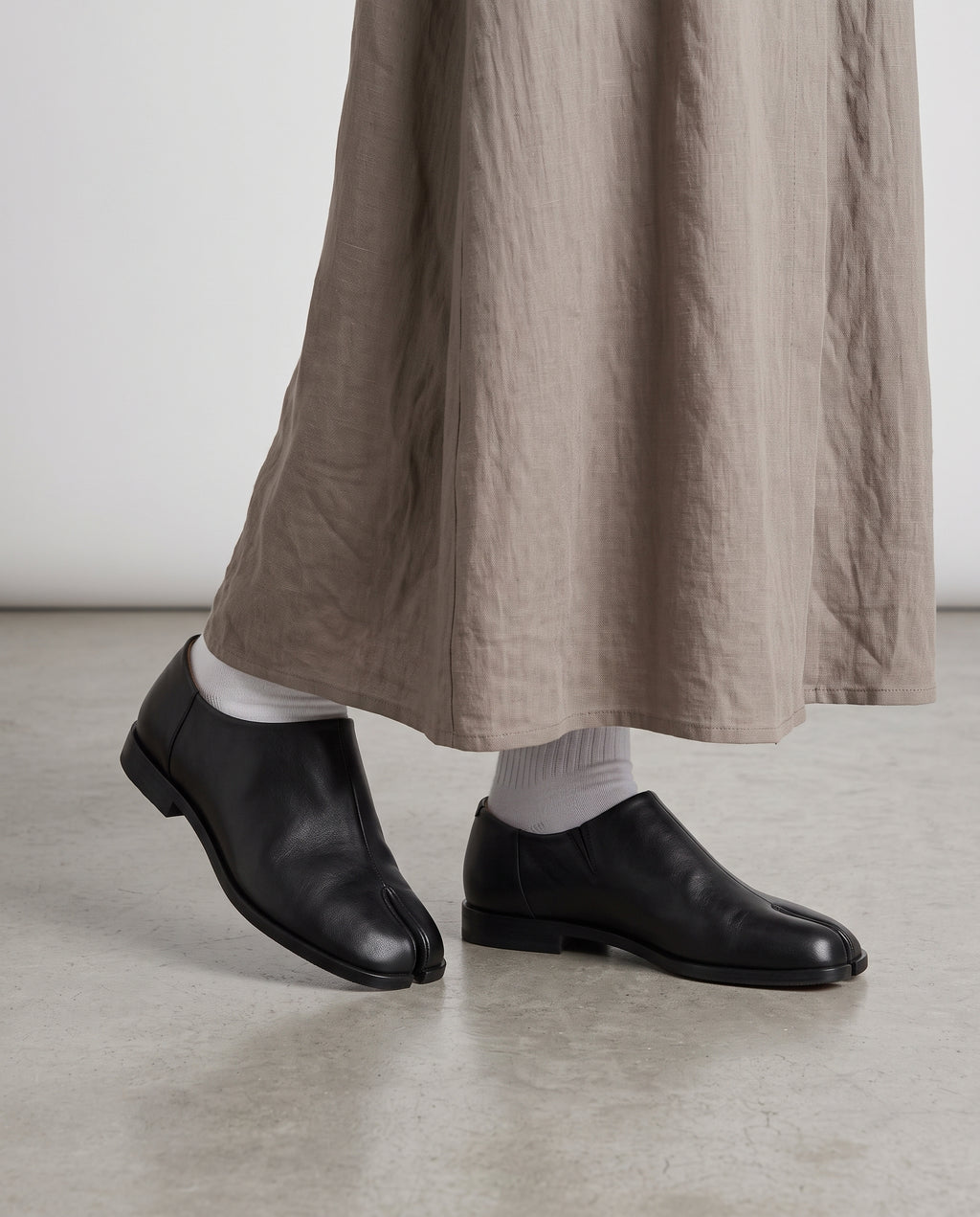 Mocassins Yubi portés avec des chaussettes blanches