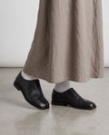 Mocassins Yubi portés avec des chaussettes blanches