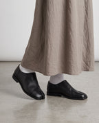 Mocassins Yubi portés avec des chaussettes blanches