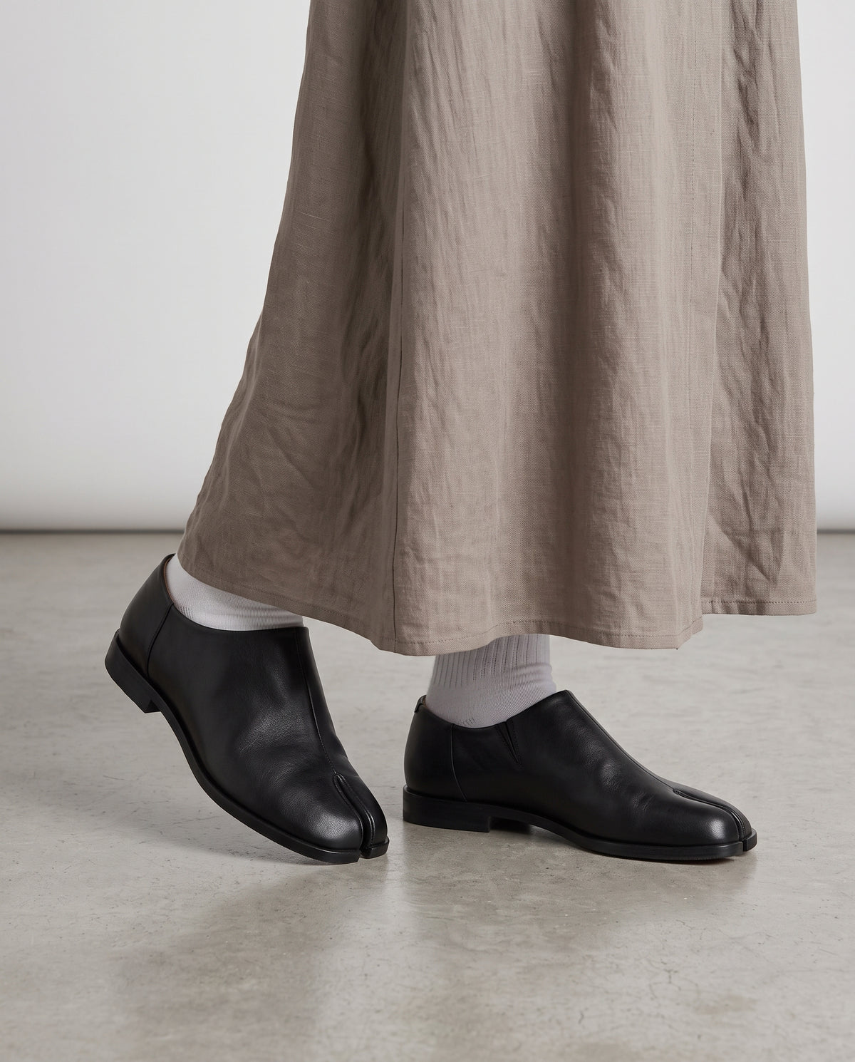 Mocassins Yubi portés avec des chaussettes blanches