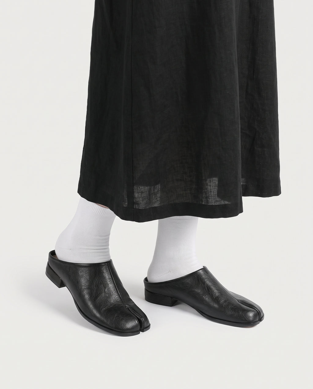 Mules Yubi portées avec des chaussettes blanches