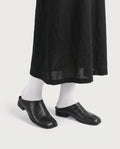 Mules Yubi portées avec des chaussettes blanches