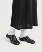 Mules Yubi portées avec des chaussettes blanches