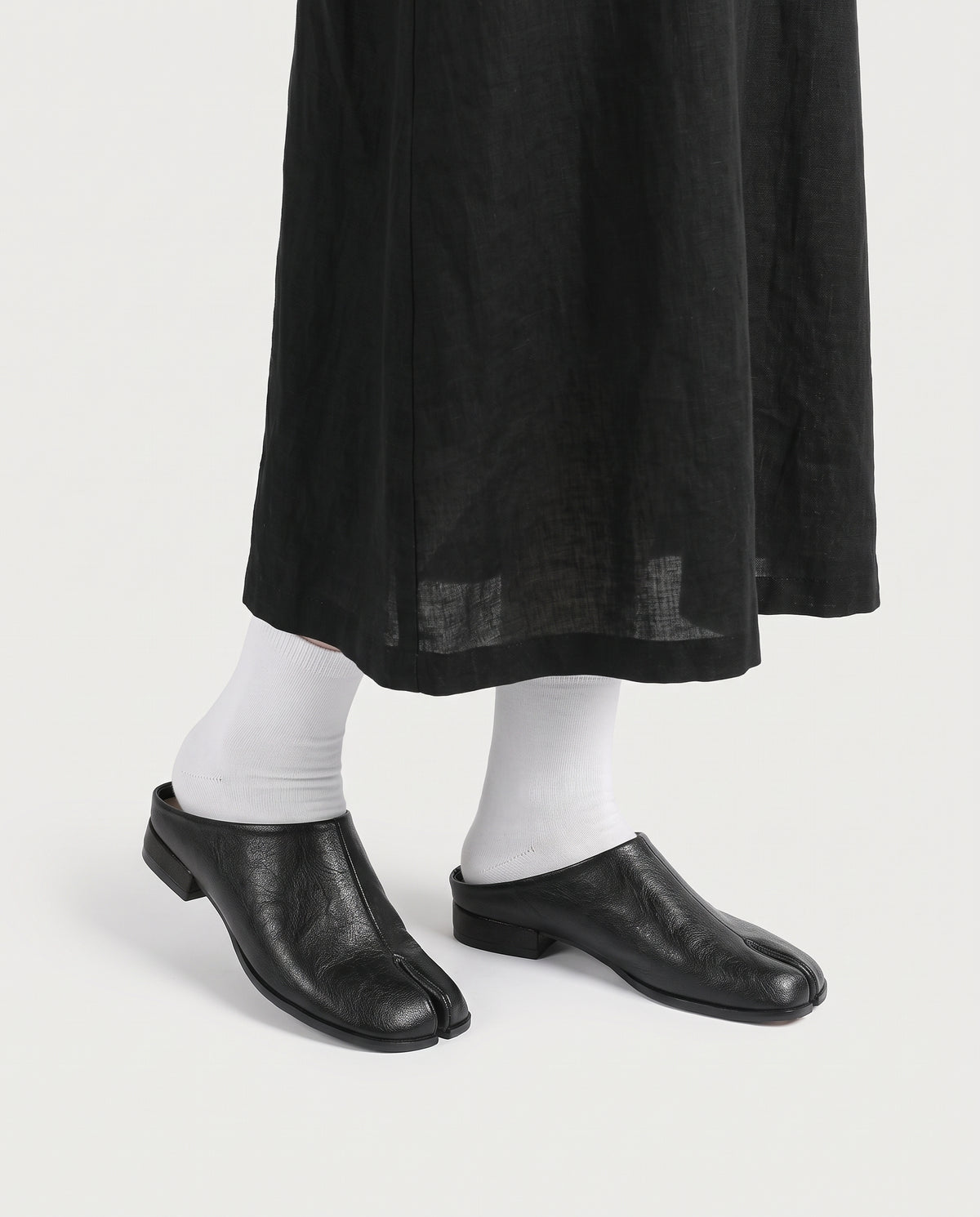 Mules Yubi portées avec des chaussettes blanches